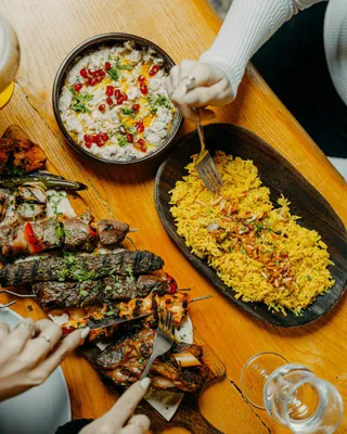 Grillades et riz palestinien aux amandes
