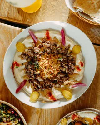 Hommos à la viande d'agneau et aux amandes